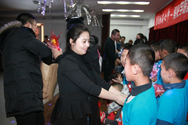 48、爱心传递志愿者服务队参加绥化学院与儿童福利联欢活动 - 爱心传递志愿者服务队 - 绥化市爱心传递志愿者服务队