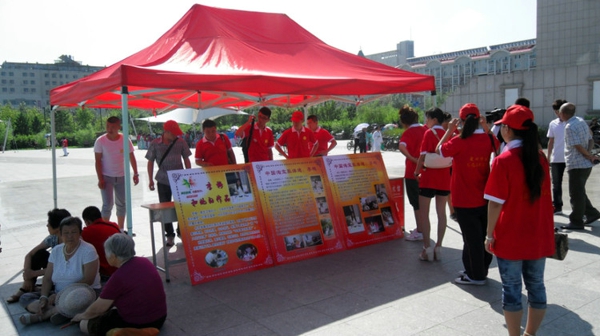 41、2012年7月5日爱在路上龙视新闻频道大型火矩传递活动、李梅签售会 - 爱心传递志愿者服务队 - 绥化市爱心传递志愿者服务队