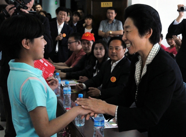 36、绥化市委领导在六一儿童节前夕到绥化市儿童福利院看望孩子们 - 爱心传递志愿者服务队 - 绥化市爱心传递志愿者服务队