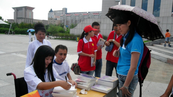 41、2012年7月5日爱在路上龙视新闻频道大型火矩传递活动、李梅签售会 - 爱心传递志愿者服务队 - 绥化市爱心传递志愿者服务队