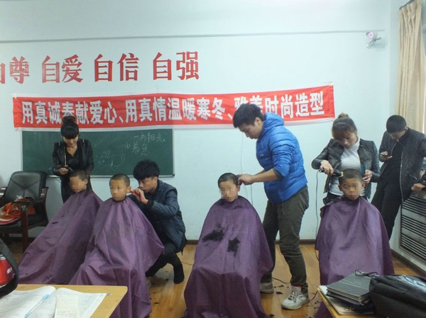 46、2012年11月11日为绥化市儿童福利院的孩子们理发 - 爱心传递志愿者服务队 - 绥化市爱心传递志愿者服务队