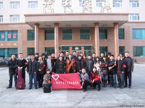 到福利家园与老人们联欢