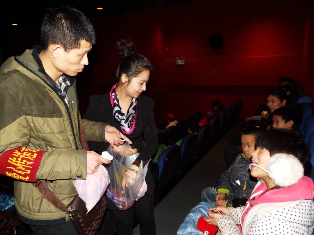 04志愿者为孩子们分发小食品