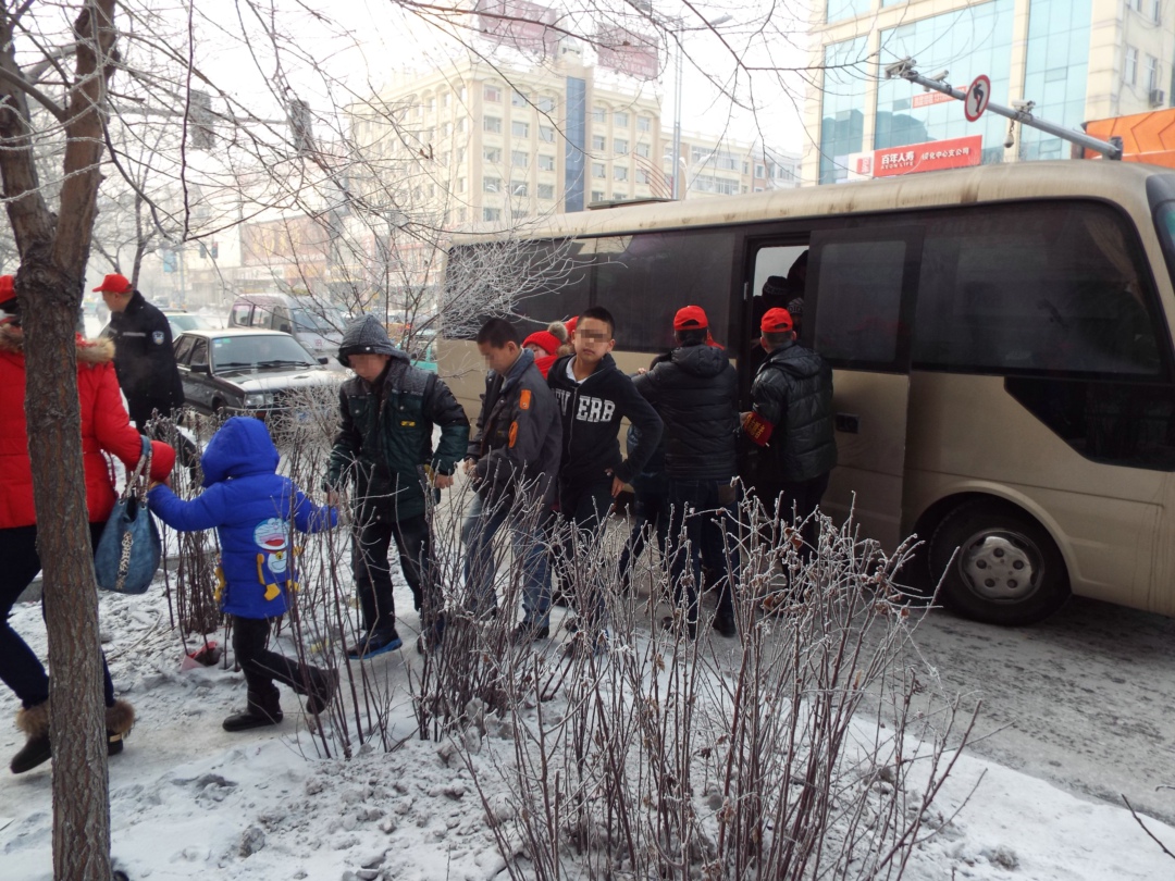 01瑟瑟寒风中志愿者接孩子们下车