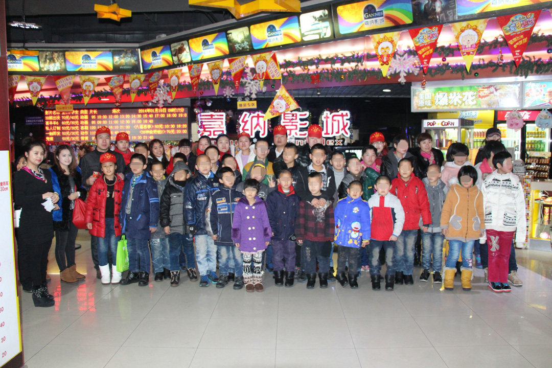 05孩子们和志愿者一起合影