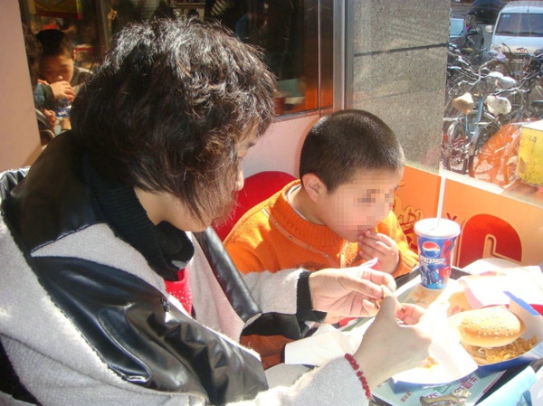 6、与自闭症孩子一起表演儿歌、游戏互动。 - 爱心传递志愿者服务队 - 绥化市爱心传递志愿者服务队