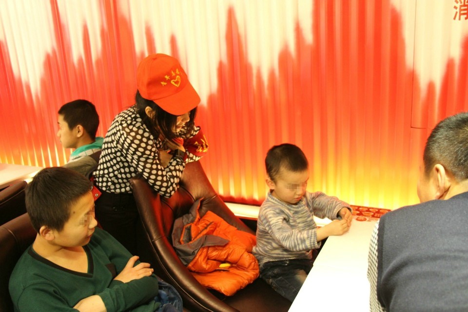 2013年11月30日陪儿童福利院的孩子们在麦德仕