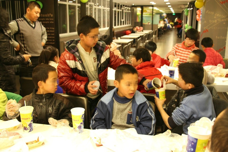 2013年11月30日陪儿童福利院的孩子们在麦德仕