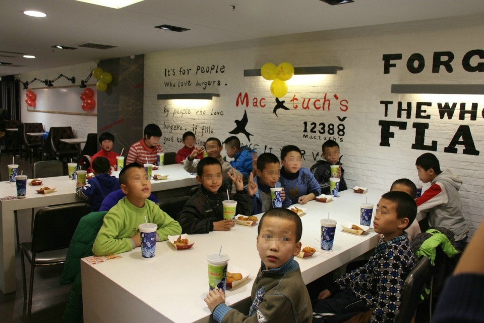 2013年11月30日陪儿童福利院的孩子们在麦德仕