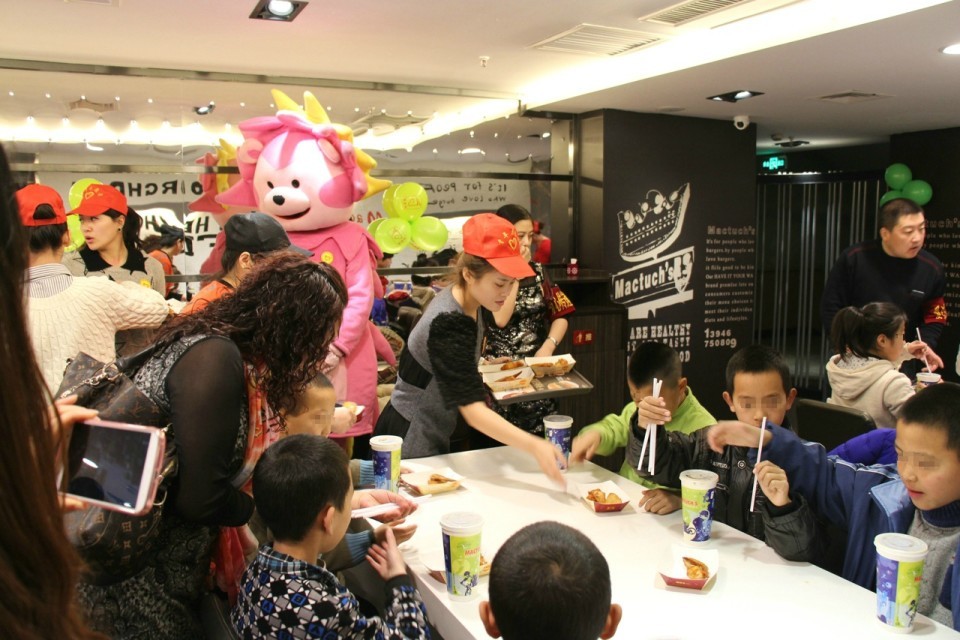 2013年11月30日陪儿童福利院的孩子们在麦德仕