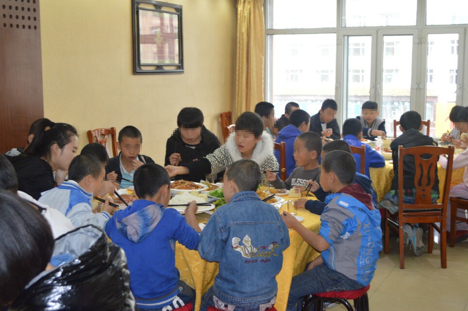 2014年09月27日与福利院开展关爱行动