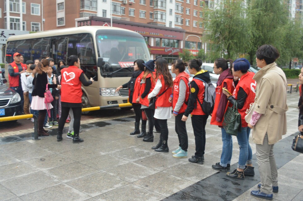 2014年09月27日与福利院开展关爱行动