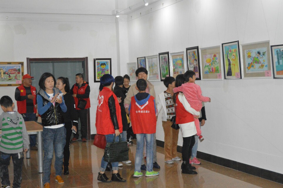 2014年09月27日与福利院开展关爱行动